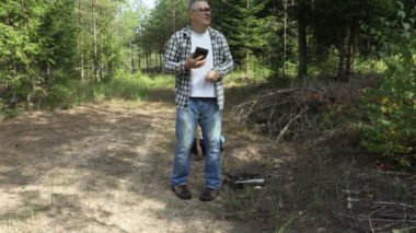 Uzun yürüyüşe çıkan kimse ormandaki telefon bölge için görünüyor