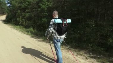 Kamera Fiyatı yolda yürürken izler