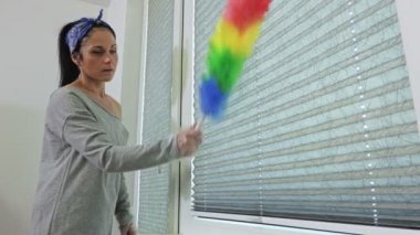 Kadın temiz renkli toz fırça ile kör