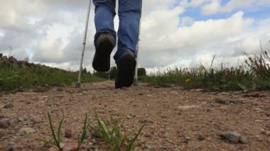 Engelli uzak kırsal yolda yürürken