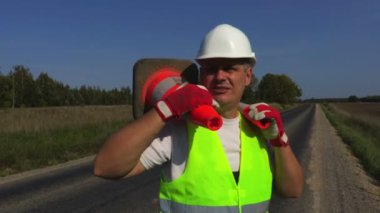 Yol inşaat işçisi iki trafik koniler omuz ile