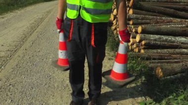 Orman işçisi iki yol koniler ile