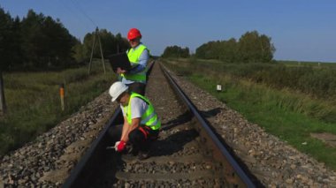 Tren personeli demiryolu durumu yaz günde denetler.