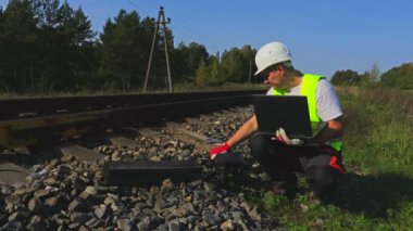 Elektronik röle yakınındaki demiryolu ile dizüstü bilgisayar kontrol mühendisi