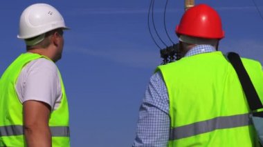 Mühendis elektrikçi iş denetler