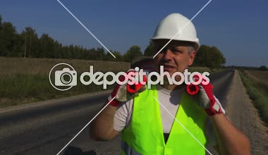 Yol çalışan karayolu üzerinde bekleyen iki trafik koniler ile
