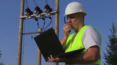Yüksek gerilim trafo izlerken ve walkie talkie kullanarak elektrikçi