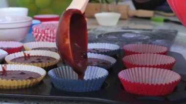 Muffins şekilleri hamuru ile doldurmak