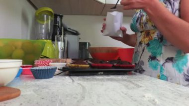 Kadın cupcake pudra şekeri ile üst serpin