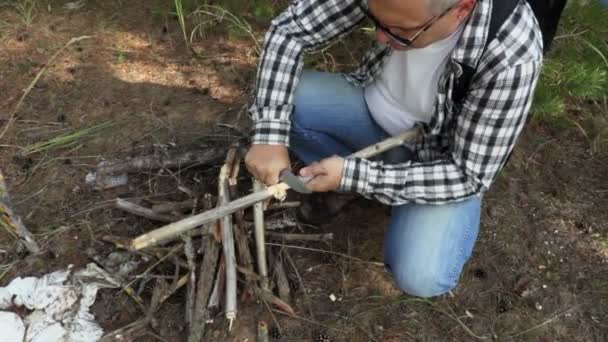 登山者准备木头碎片生火 — 图库视频影像