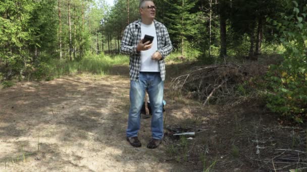 Uzun Yürüyüşe Çıkan Kimse Ormandaki Telefon Bölge Için Görünüyor — Stok video