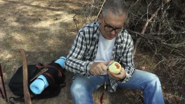 Wandelaar Eet Geschilde Appel — Stockvideo