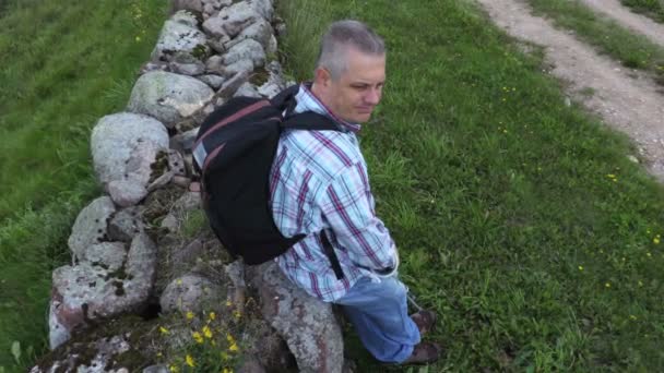 松葉杖と夏の日のバックパックを持つ男 — ストック動画