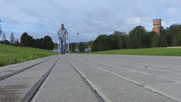 Behinderter Mann Mit Krücken Auf Gehweg — Stockvideo