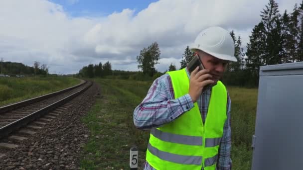 Železniční Zaměstnanec Mluvící Smart Telefonu — Stock video