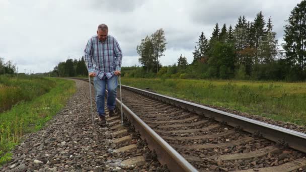 Discapacitados Tratando Superar Las Vías Del Ferrocarril — Vídeos de Stock