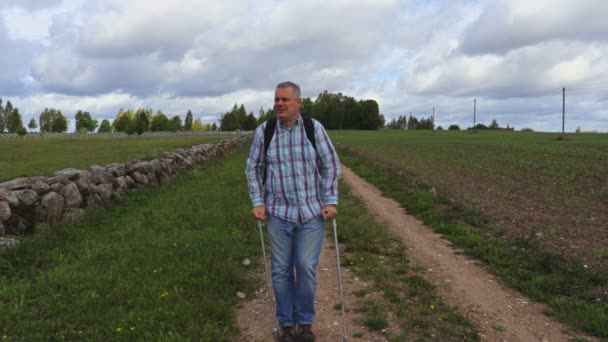 Mand Med Krykker Kommer Ned Vejen Efteråret Dag – Stock-video