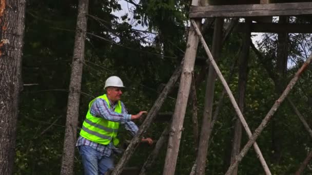 Pracownik Leśny Wspina Się Drewnianej Wieży — Wideo stockowe