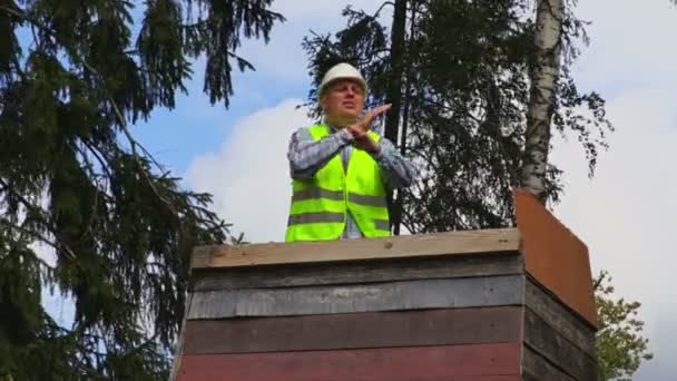Garde Forestier Donne Des Instructions Aux Travailleurs — Video