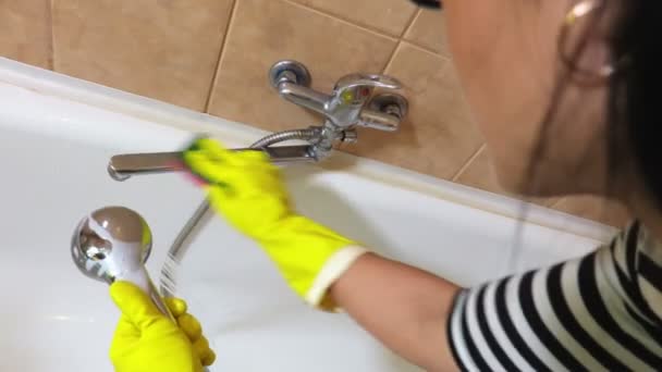 Hausfrau Putzt Wasserhahn — Stockvideo