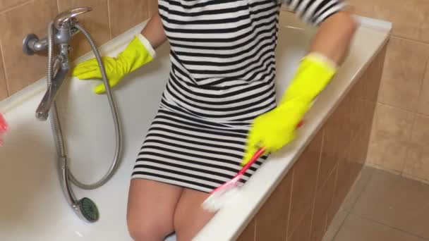 Frau Gelben Handschuhen Putzt Badewanne — Stockvideo