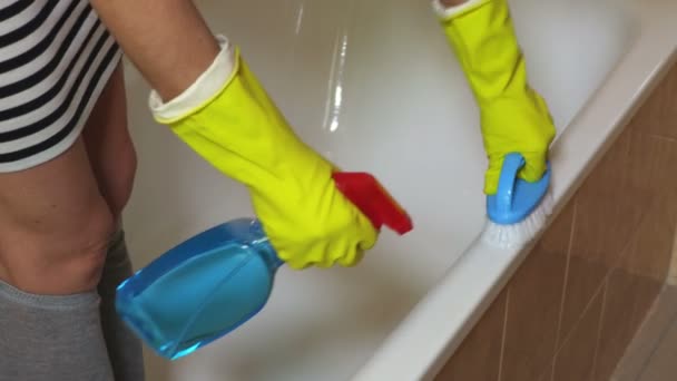 黄色の手袋の女性きれい浴室エッジ — ストック動画