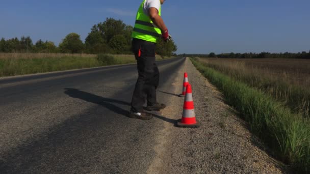 Road Bouwvakker Praten Walkie Talkie — Stockvideo