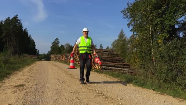 Forest Officer Blokkeert Weg Bos — Stockvideo