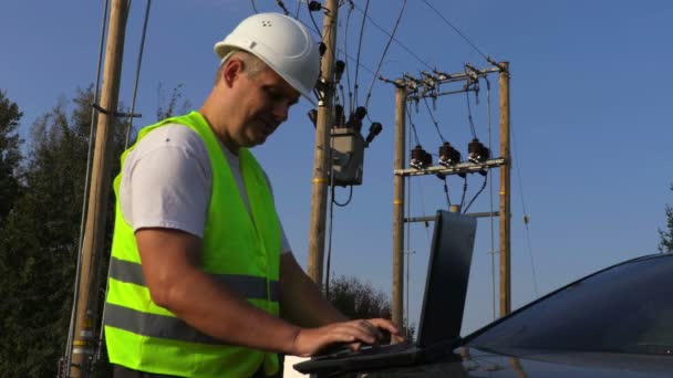 ポータブル コンピューターと取る変圧器技術検査を使用する電気技術者 — ストック動画