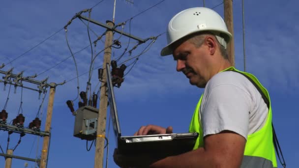 Elektricien Met Behulp Van Draagbare Computer Lijn Van Hoogspanning — Stockvideo