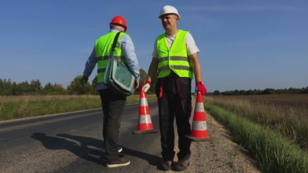 Dwóch Pracowników Budowlanych Drogowych Autostradzie — Wideo stockowe