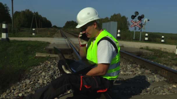 Εργάτης Σιδηροδρόμων Χρήση Και Μιλώντας Έξυπνο Τηλέφωνο — Αρχείο Βίντεο