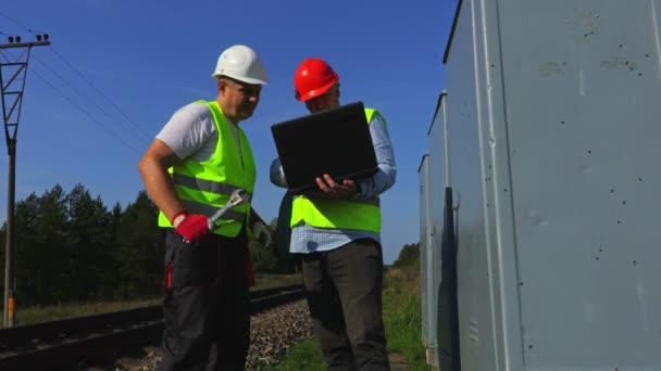 Ingegnere Lavoratore Rotaia Nella Giornata Estiva — Video Stock