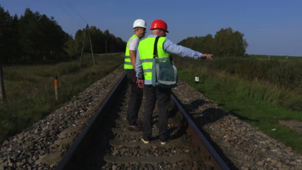 Demiryolu Işçileri Raylar Üzerinde — Stok video