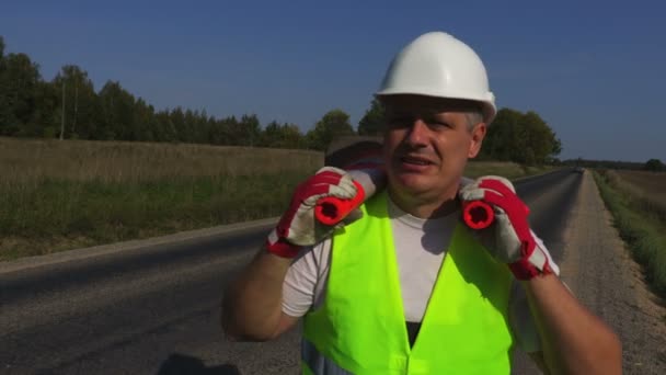 Operaio Stradale Con Due Coni Stradali Attesa Sull Autostrada — Video Stock