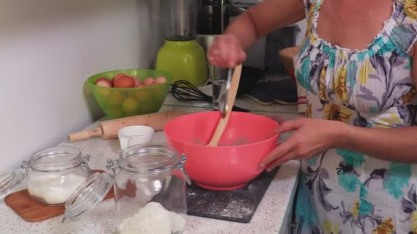 Donna Aggiunge Zucchero Alla Pasta — Video Stock