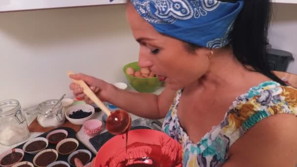 Femme Foyer Goûte Une Pâte — Video
