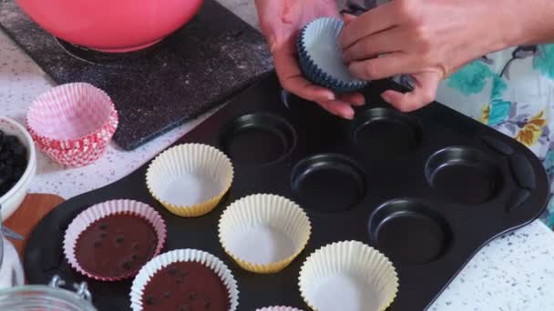 Formas Muffins São Classificadas Uma Bandeja Silicone — Vídeo de Stock