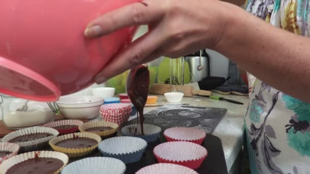 Наливання Тіста Торта Тарілку Випічки Яса — стокове відео