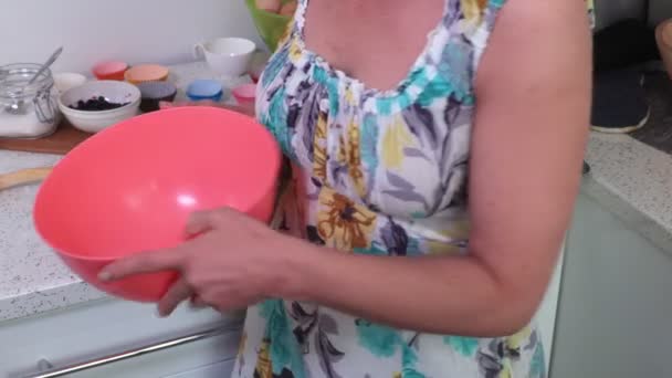 Vrouw Teniet Doen Kom Met Handdoek — Stockvideo