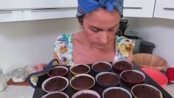 Huisvrouw Met Muffins Tray — Stockvideo