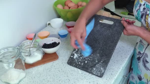 Housewife Wiping Flour Tray — Stock Video