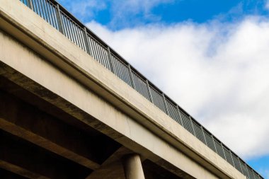 Köprü mavi gökyüzü arka plan üzerinde