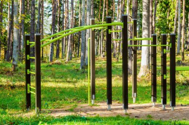 Parkta jimnastik çubuklar