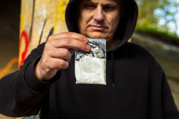 Traficante Drogas Segurando Pacote Plástico Com Cocaína — Fotografia de Stock