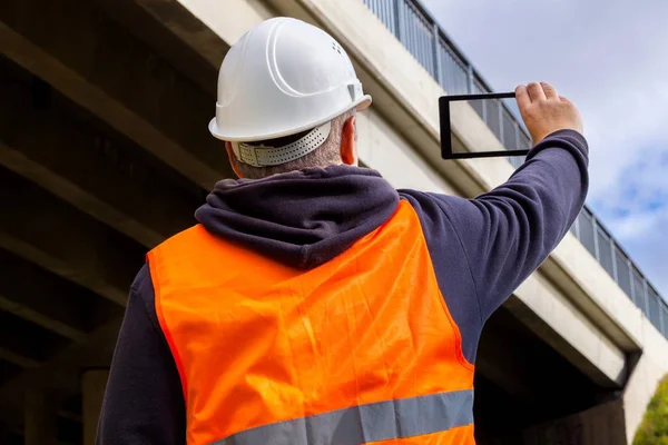 Ingenieur Gefilmd Met Tablet Beschadigd Brug — Stockfoto