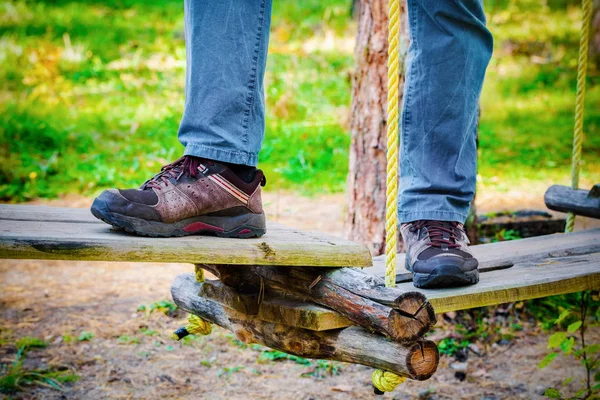 Mann Beim Überqueren Von Hindernis — Stockfoto