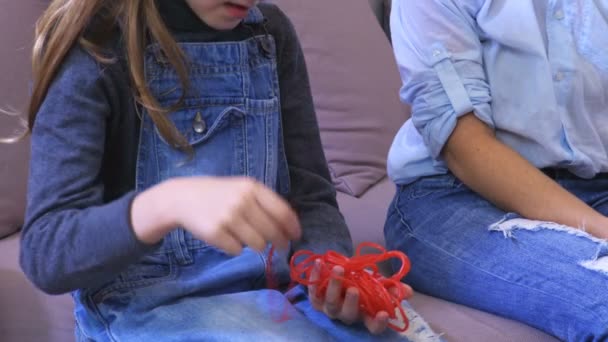 Menina Com Doces Vermelhos Sentado Perto Mãe — Vídeo de Stock