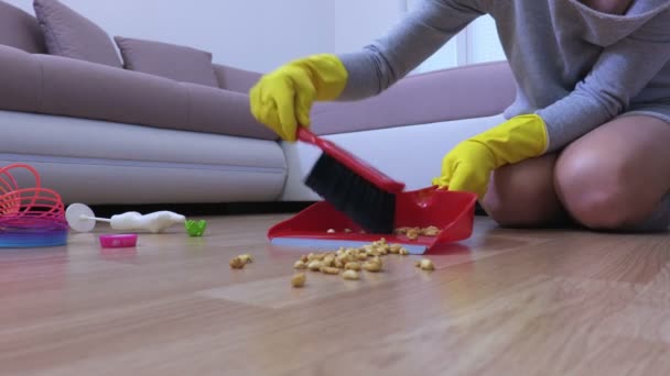 妇女扫地板 — 图库视频影像