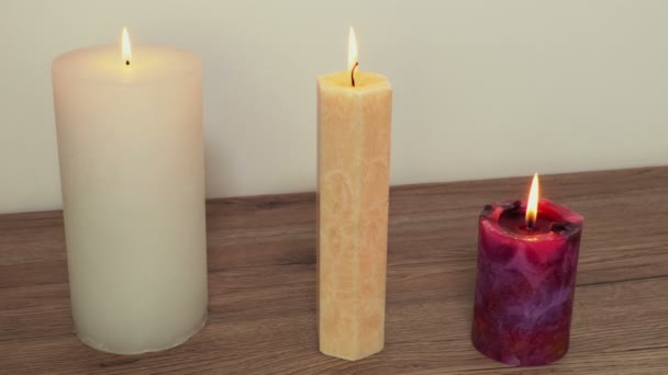 三种不同的燃烧蜡烛 — 图库视频影像